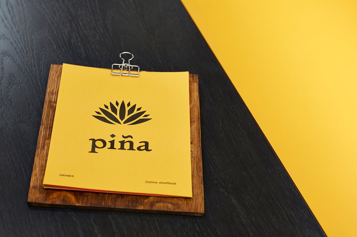 視覺識別在 piña 品牌設(shè)計的應(yīng)用——酒吧與餐廳形象的融合，品牌設(shè)計，酒吧品牌設(shè)計，品牌形象設(shè)計，企業(yè)品牌營銷，深圳品牌策劃，深圳品牌設(shè)計，左右格局