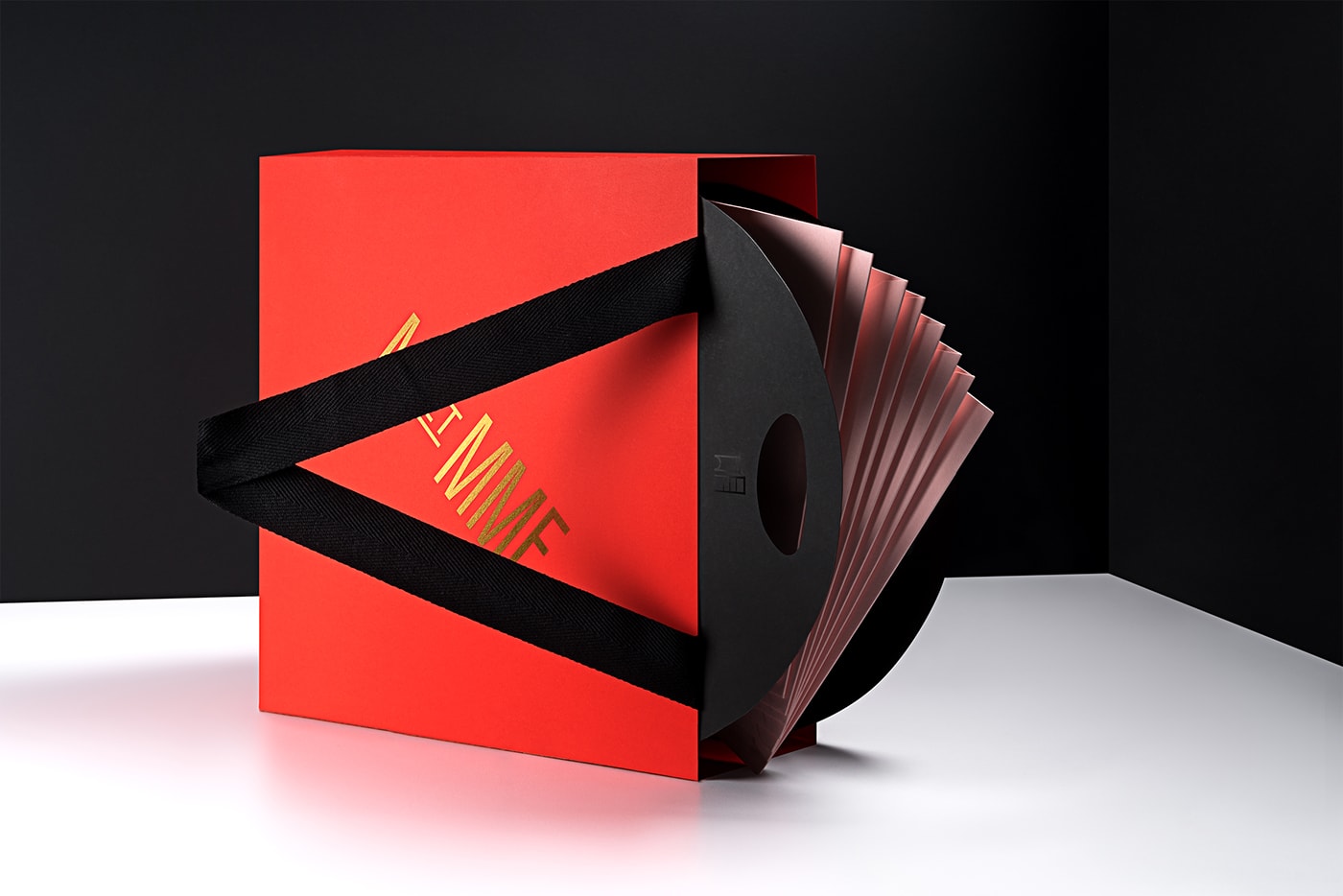 國外時(shí)尚創(chuàng)意邀請(qǐng)函品牌形象設(shè)計(jì)案例，品牌形象設(shè)計(jì)，時(shí)尚品牌設(shè)計(jì)，品牌設(shè)計(jì)公司，深圳品牌設(shè)計(jì)，左右格局